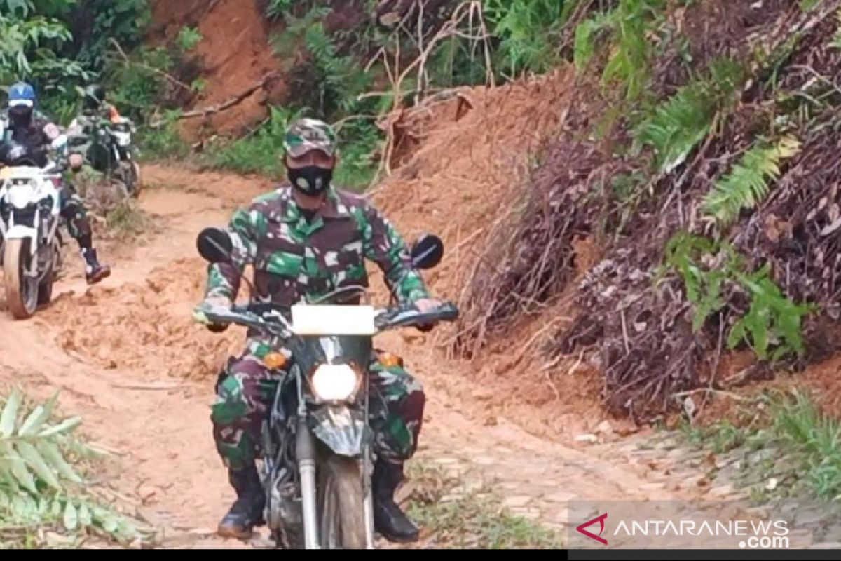 Dandim 1002/Barabai distribusikan bantuan kemanusiaan menggunakan motor trail