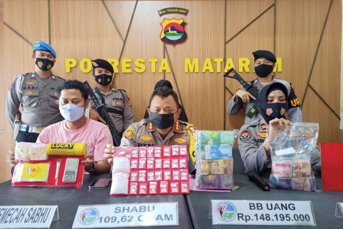 Ibu rumah tangga miliki satu ons sabu dan uang Rp148 juta di Mataram dibekuk polisi
