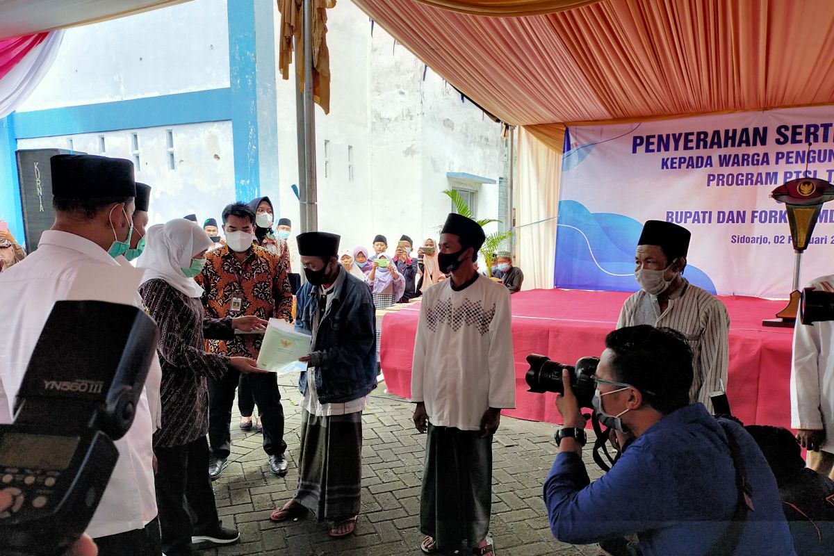 Gubernur Jatim serahkan sertifikat tanah kepada pengungsi Sampang