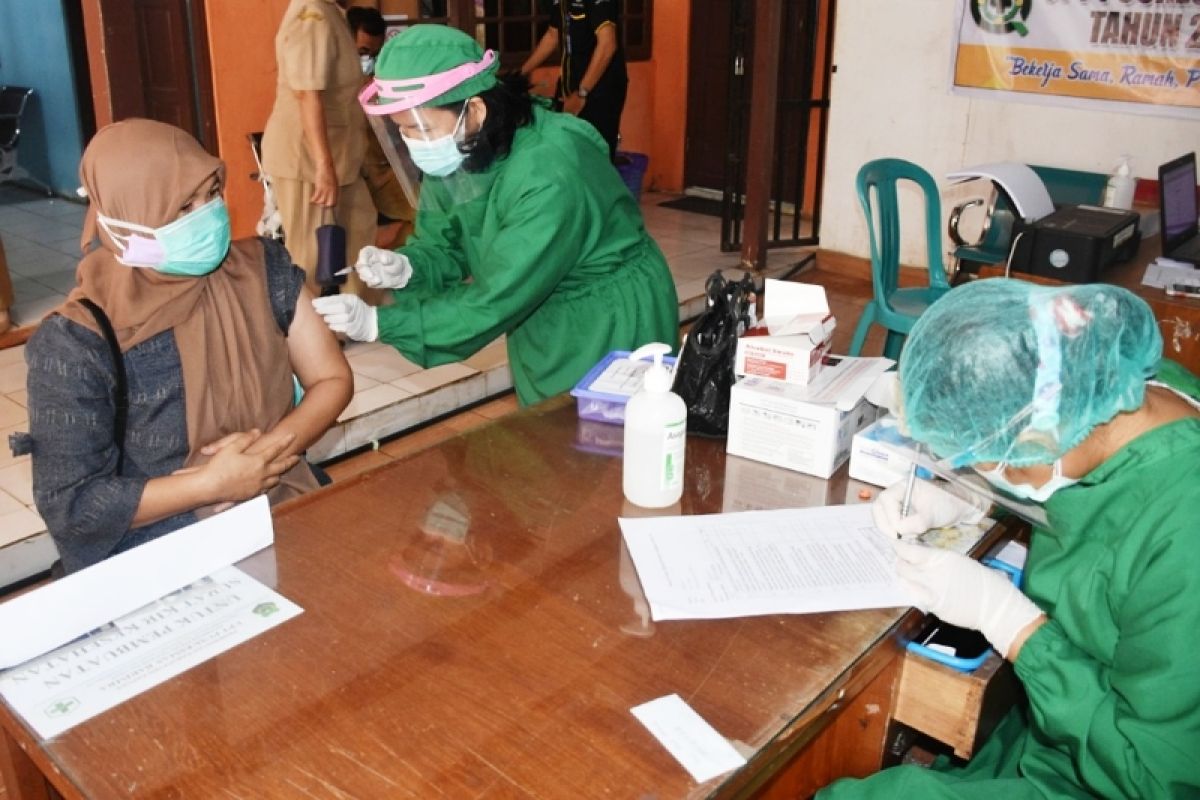 45 pegawai Puskesmas Barimba Kapuas disuntik vaksin COVID-19