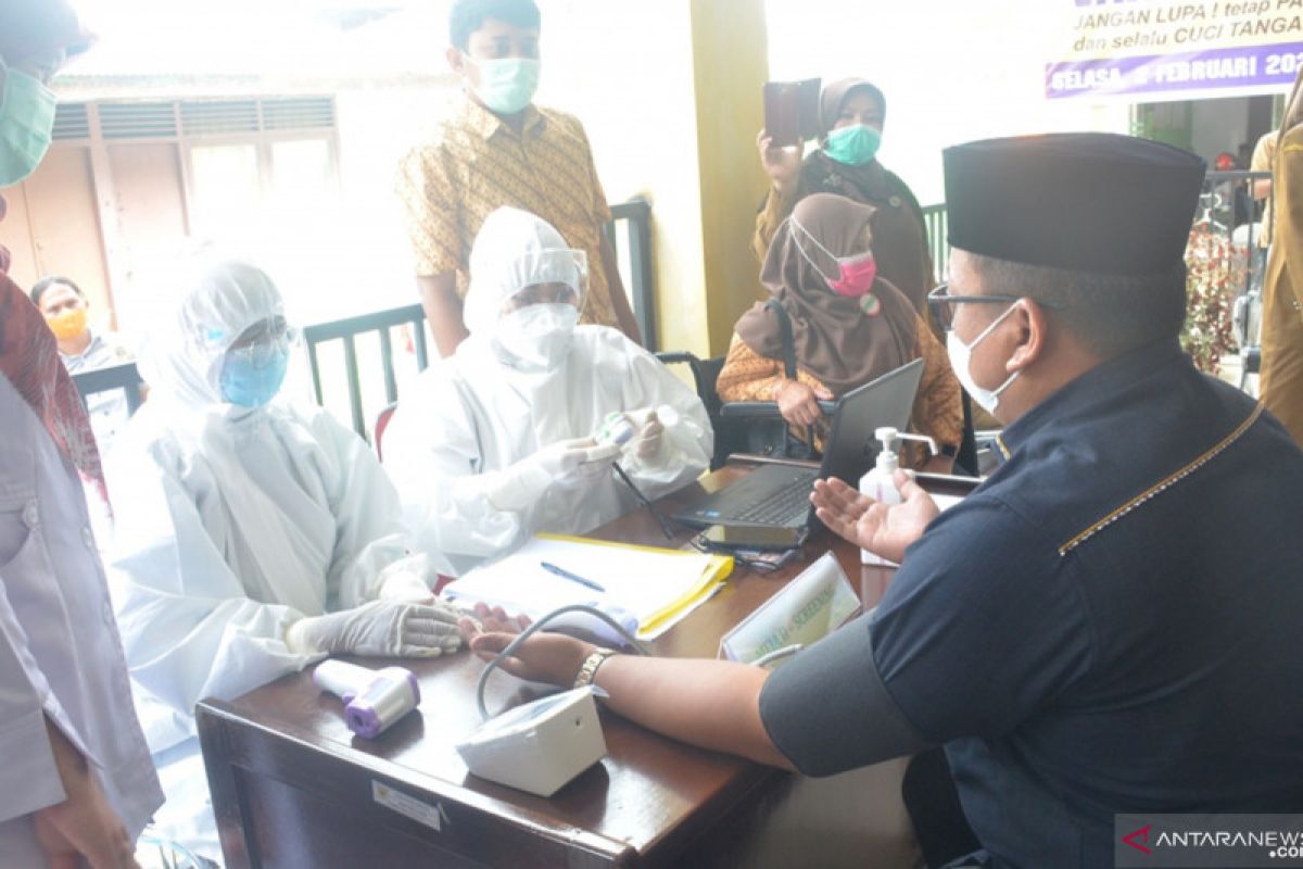 Alami hipertensi, Ketua DPRD Tanah Datar gagal divaksin pada tahap pertama