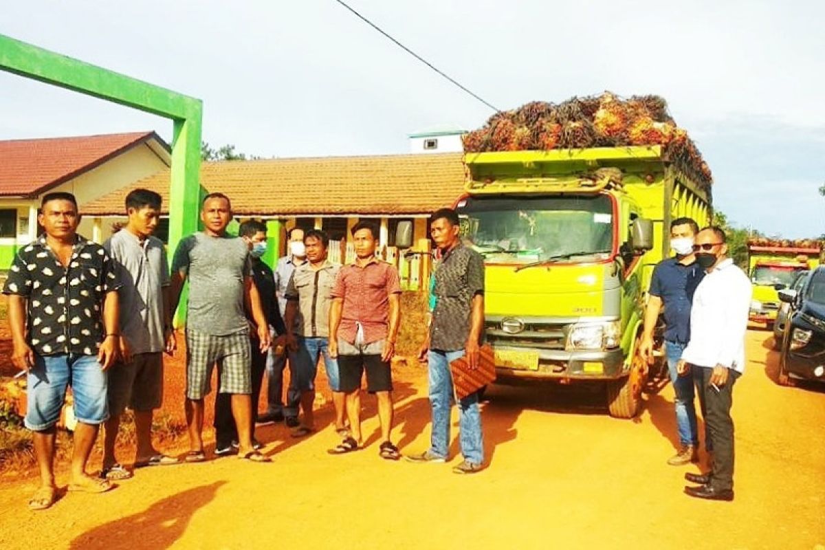 DPRD Kotim sayangkan jalan desa dilalui truk sawit perusahaan