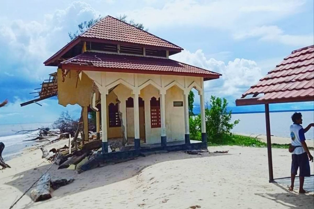 DPRD Kotim prihatin abrasi hancurkan mushalla Pantai Ujung Pandaran