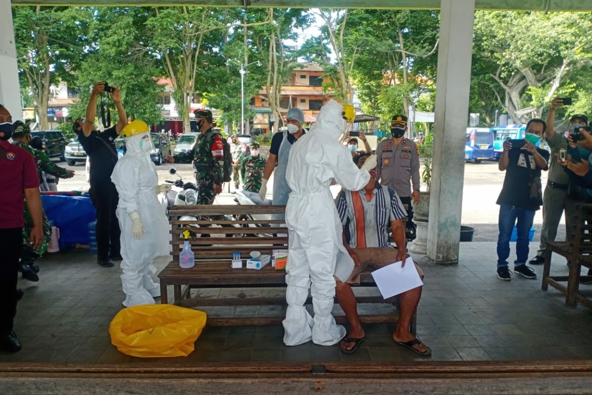 Puluhan warga di Pasar dan Terminal Pesiapan-Bali jalani rapid test antigen