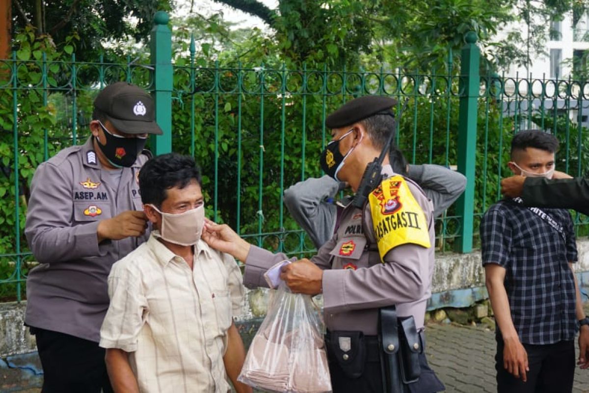 Polres bagikan 1.200 masker kepada warga Lebak, Banten