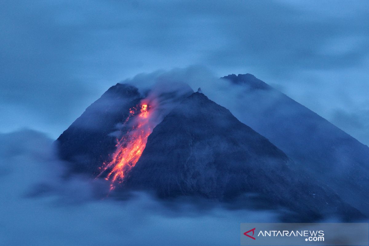 Guguran lava pijar Merapi meluncur ke arah Kali Krasak dan Boyong