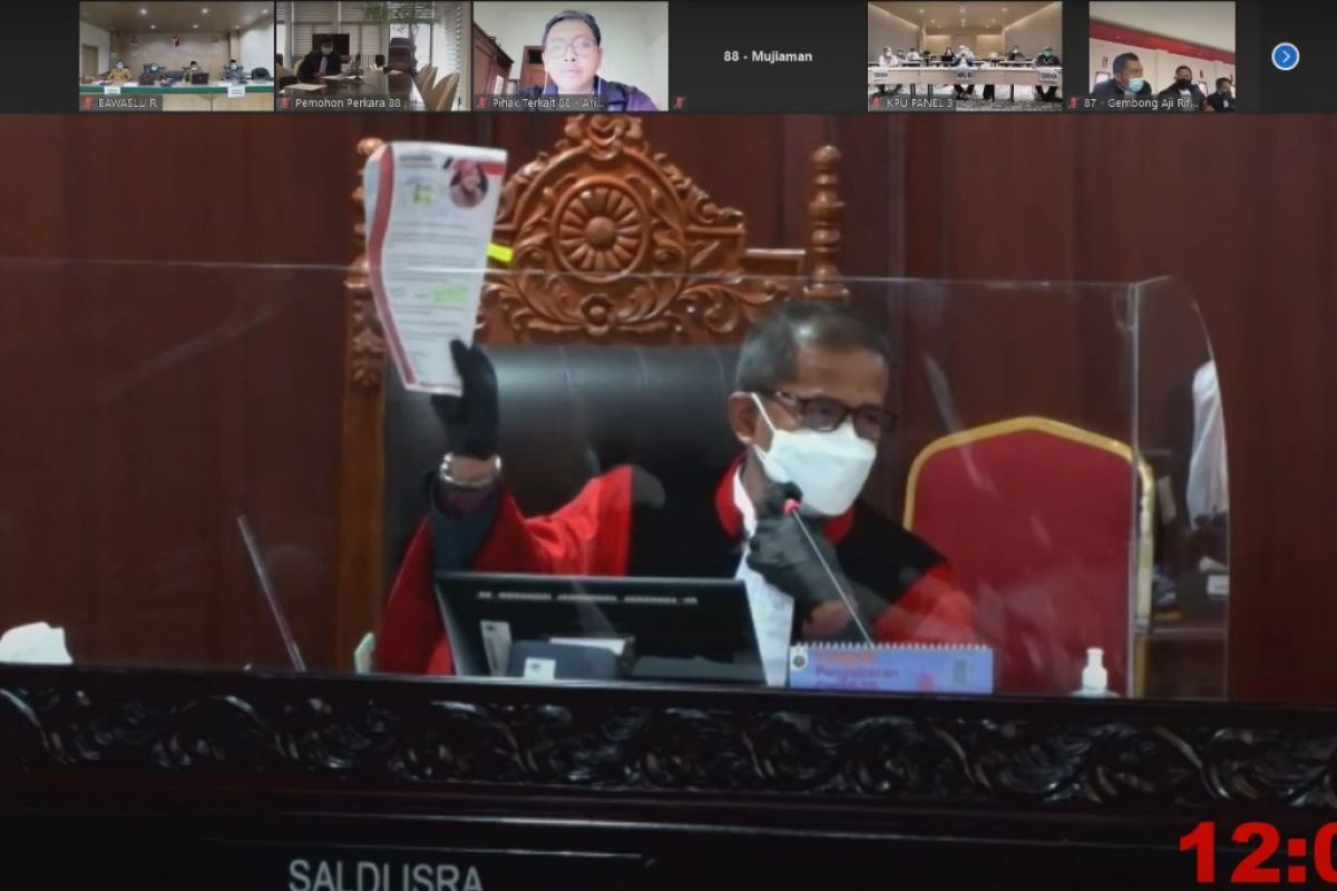 Bungkamnya KPU Surabaya dalam sidang di MK