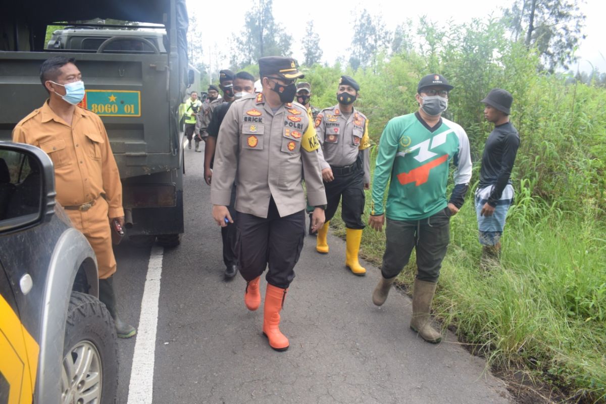 TNI dan Polri Bondowoso bantu bersihkan material longsor