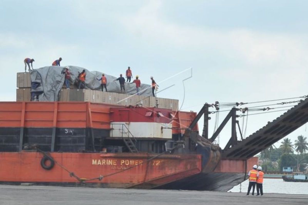 Aktivitas bongkar muat barang di Pelabuhan Boom Baru meningkat