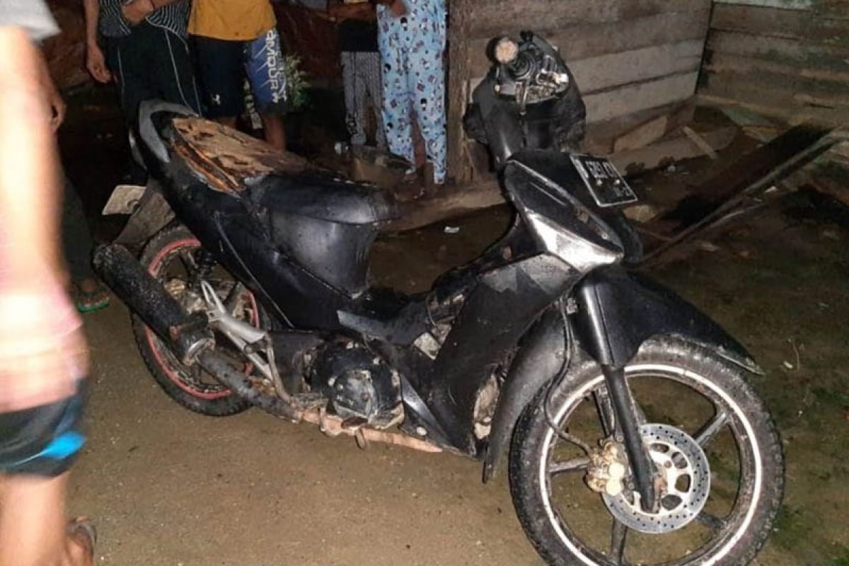 Pemuda ini ikut terbakar saat selamatkan sepeda motornya dibakar orang