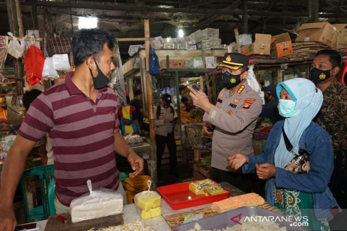 Polres Bekasi bagikan 200 masker ke pedagang di pasar Tegaldanas