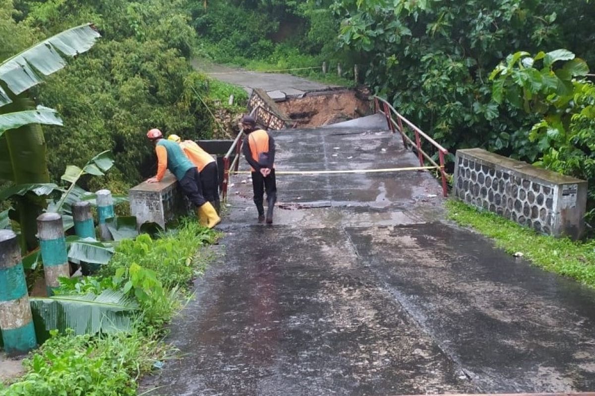 Jembatan di Dawuhan Blitar runtuh tergerus air