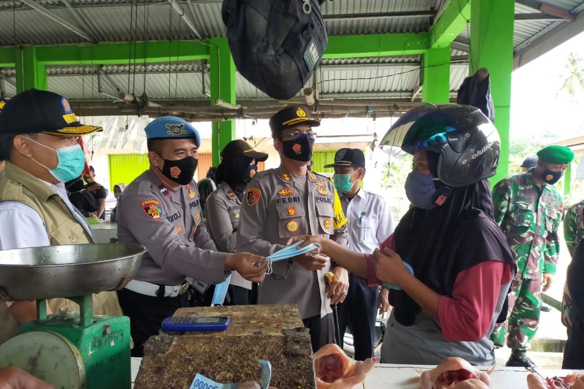 Forkopimda Bangka Barat bagikan masker ke pedagang di Pasar Mentok