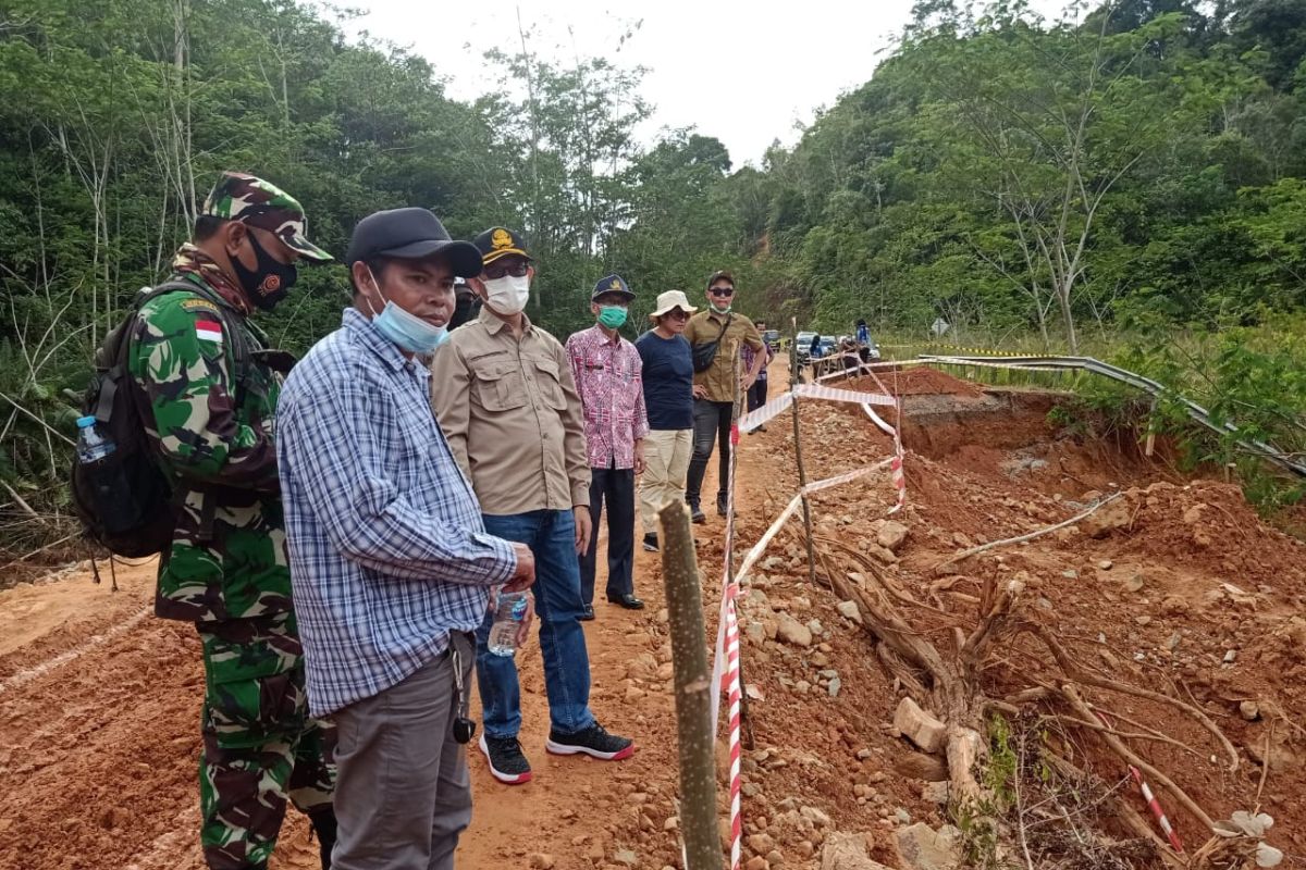 Jalan paralel perbatasan yang terputus di Bengkayang masih diperbaiki