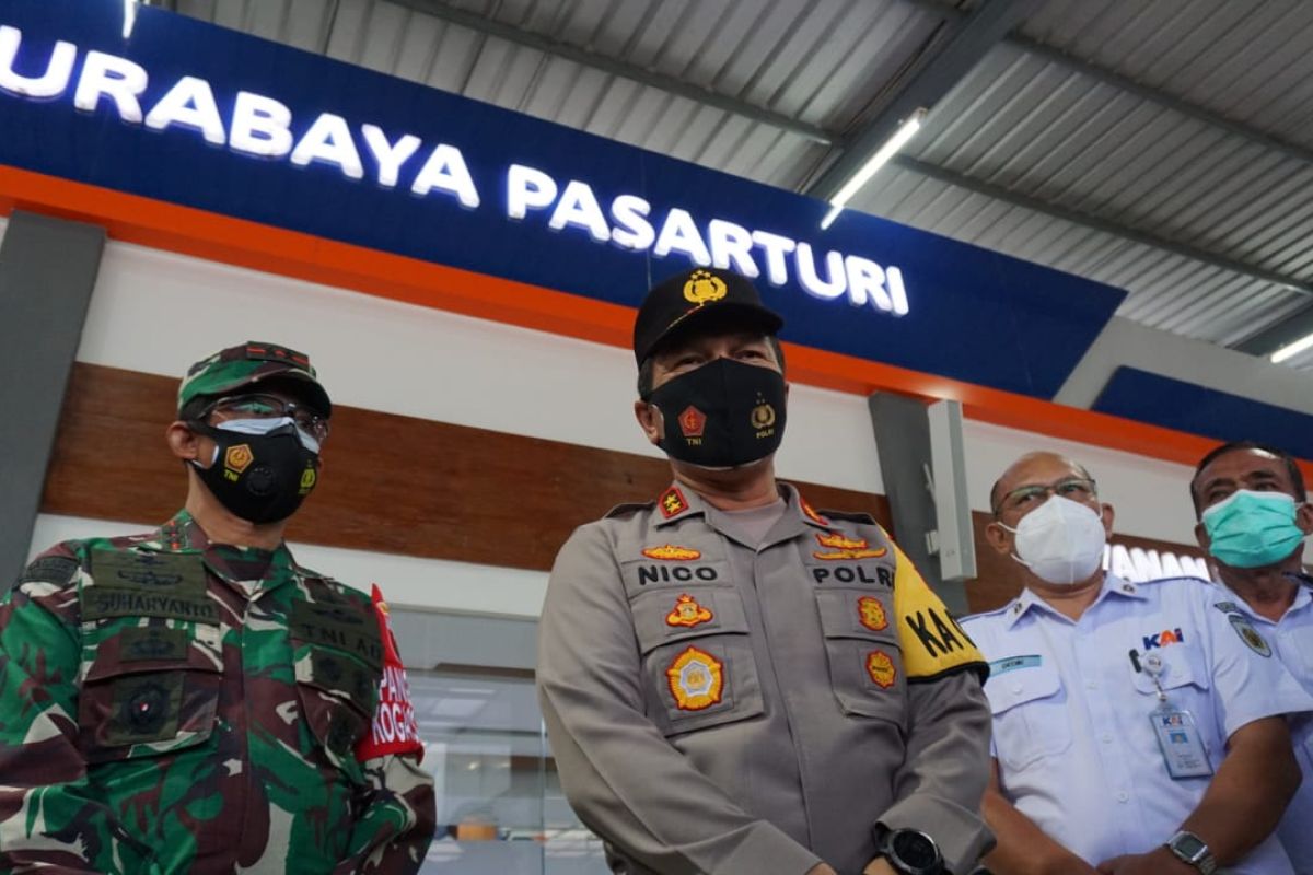 Kapolda-Pangdam V/Brawijaya cek penerapan prokes di Stasiun Pasar Turi Surabaya