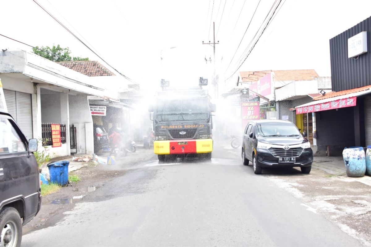 Polresta Sidoarjo semprot disinfektan dan bagi masker ke pelosok wilayah