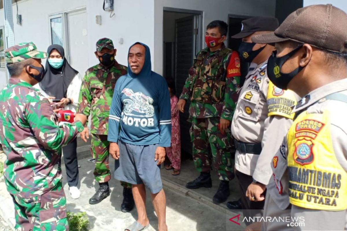 TNI-Polri bagi masker di huntara penyintas bencana Palu