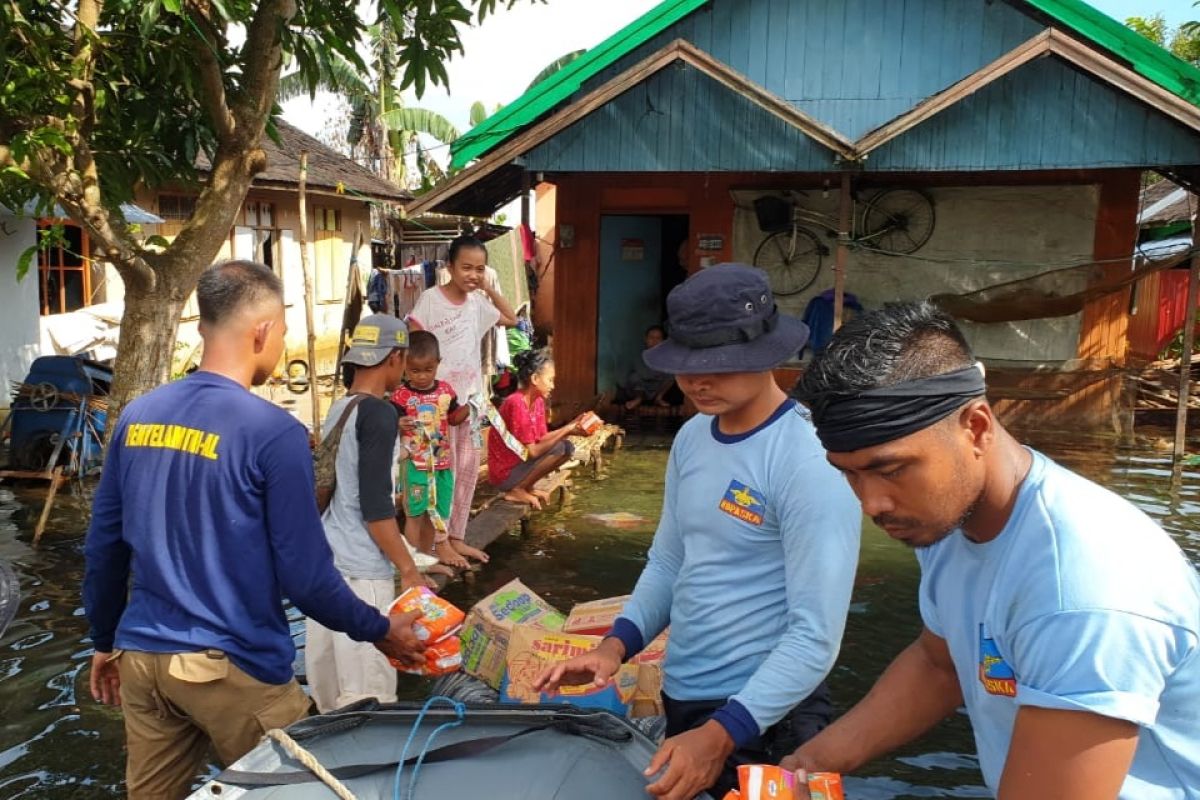 Satgas SAR gabungan TNI AL distribusikan bantuan bencana banjir