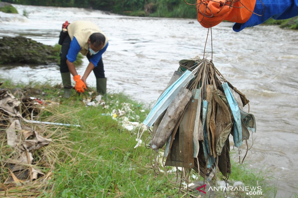 Cara tepat buang masker bekas dan sampah medis  COVID-19 rumah tangga