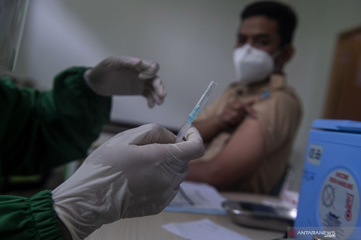 Pemkot Jakarta Barat vaksinasi 327 tenaga kesehatan tahap dua