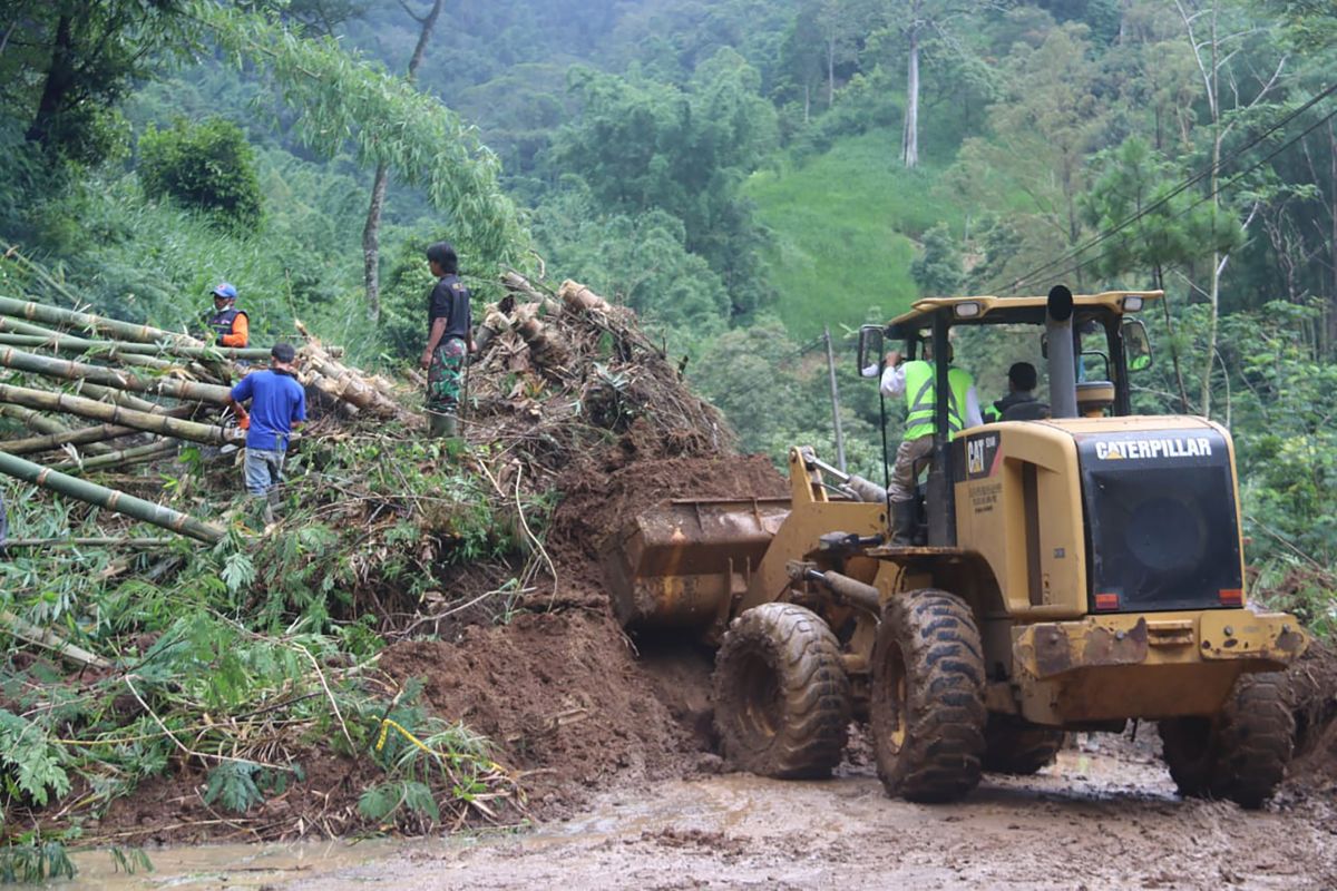 Longsor susulan kembali menutup akses jalan Malang-Kediri
