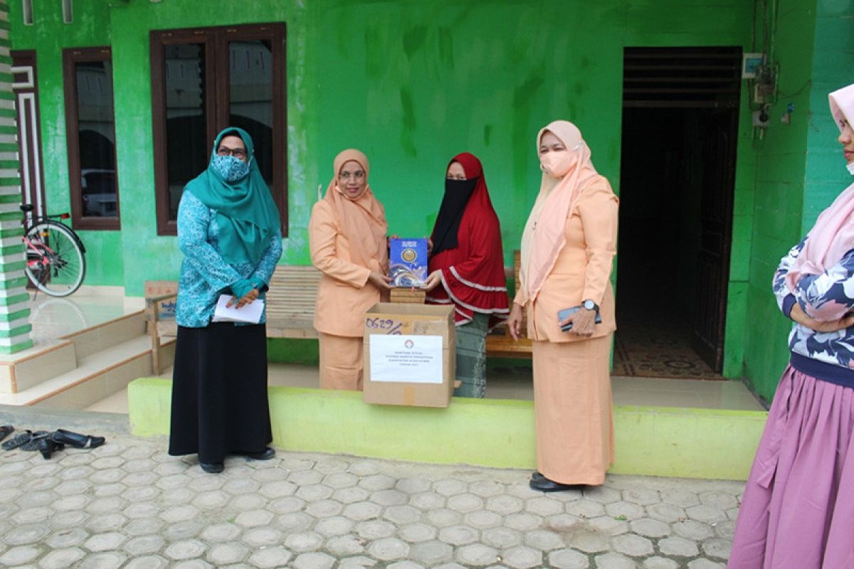 Tim Penggerak PKK Aceh Utara sumbang kitab untuk dayah korban banjir