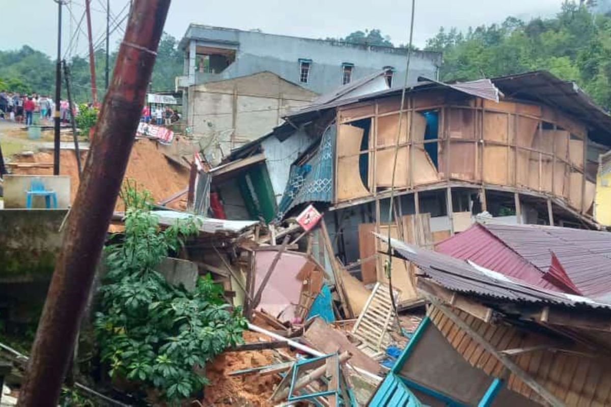 Sejumlah ruko ambruk di kawasan pasar baru PLBN Entikong