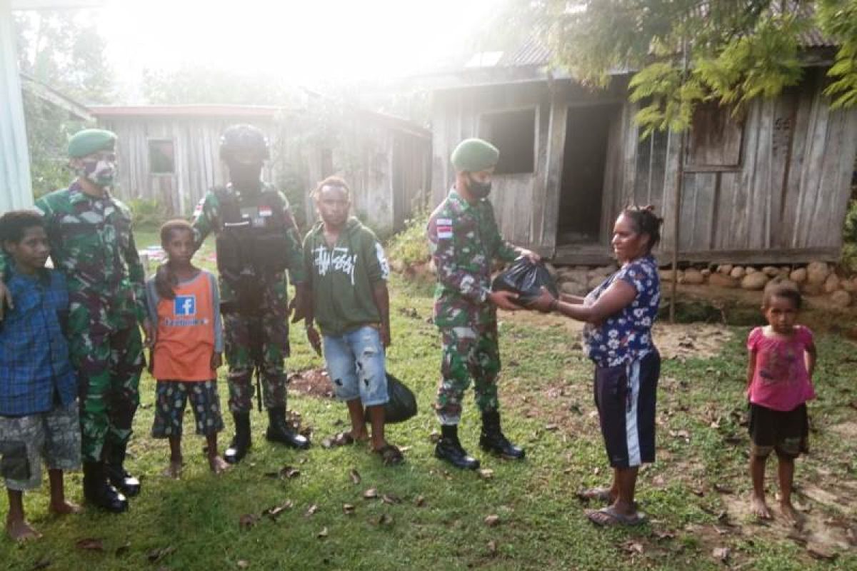 Satgas Yonif PR 432 Kostrad bagi sembako warga Elelim Papua