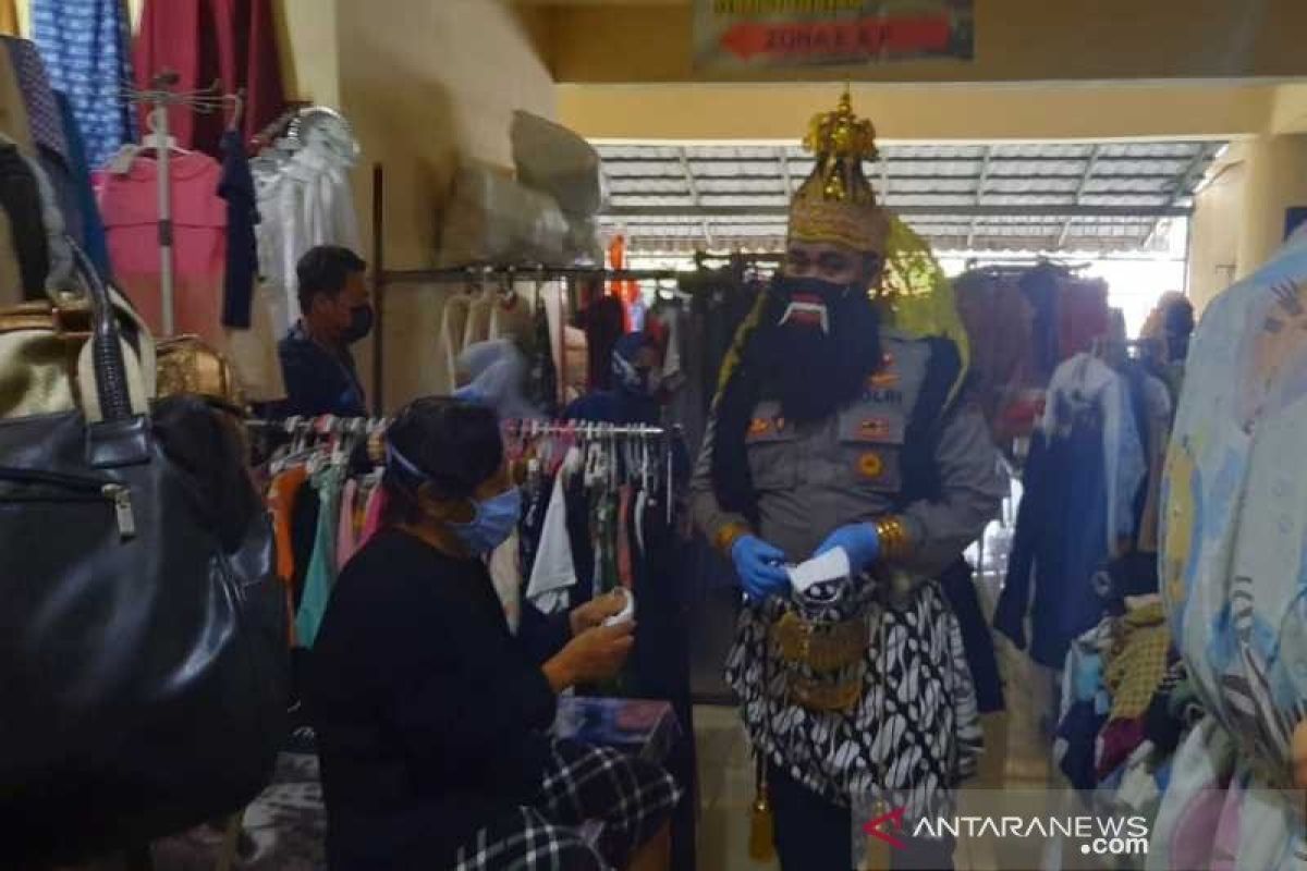 Polisi berkostum wayang lakukan kampanye protokol kesehatan di pasar Solo