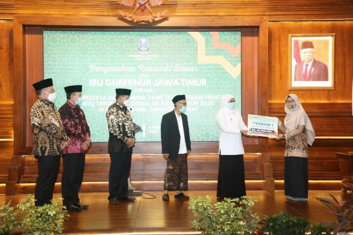 Gubernur Khofifah beri hadiah peserta MTQ berprestasi tingkat nasional