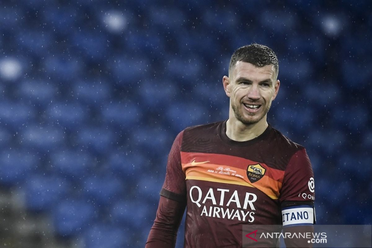 Ban kapten Edin Dzeko dicopot usai cekcok dengan pelatih Roma