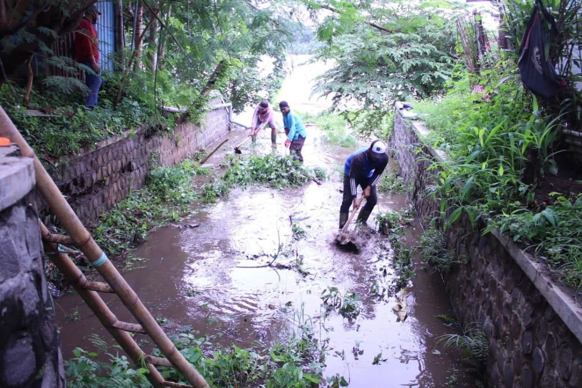 Wali Kota Kediri minta saluran dibersihkan untuk tangani genangan air