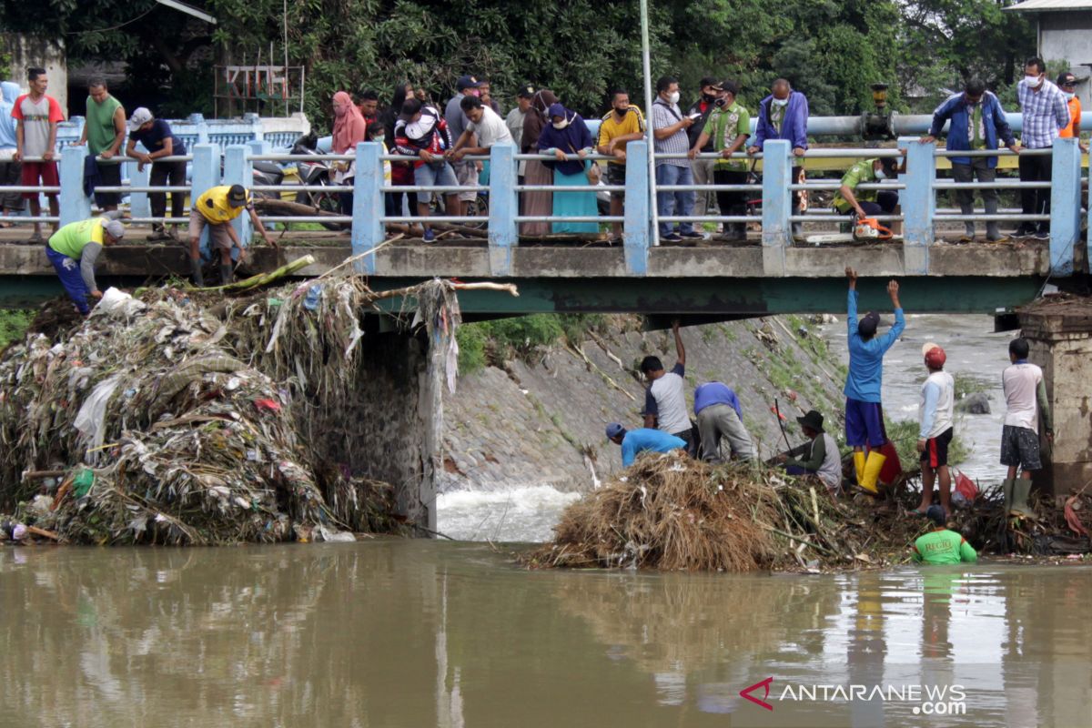 Dua warga tewas akibat banjir bandang di Pasuruan