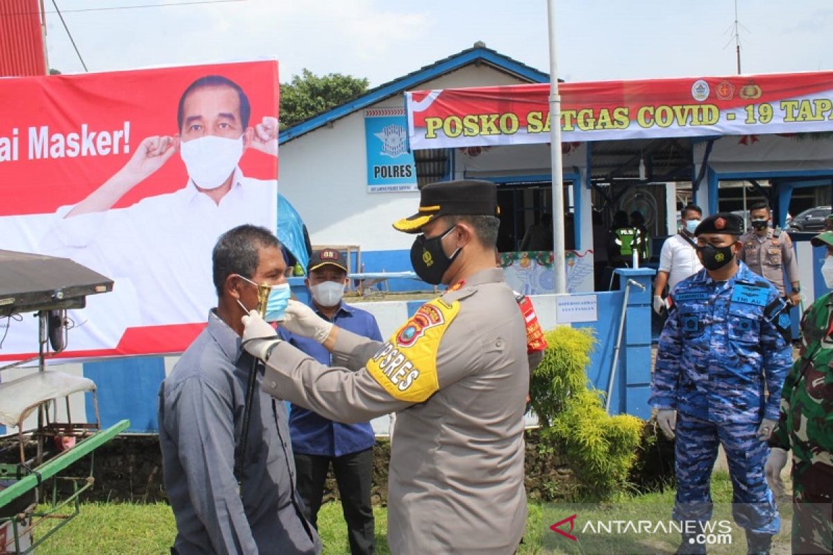 Polres Tapteng bersama Forkopimda bagikan 1.500 masker