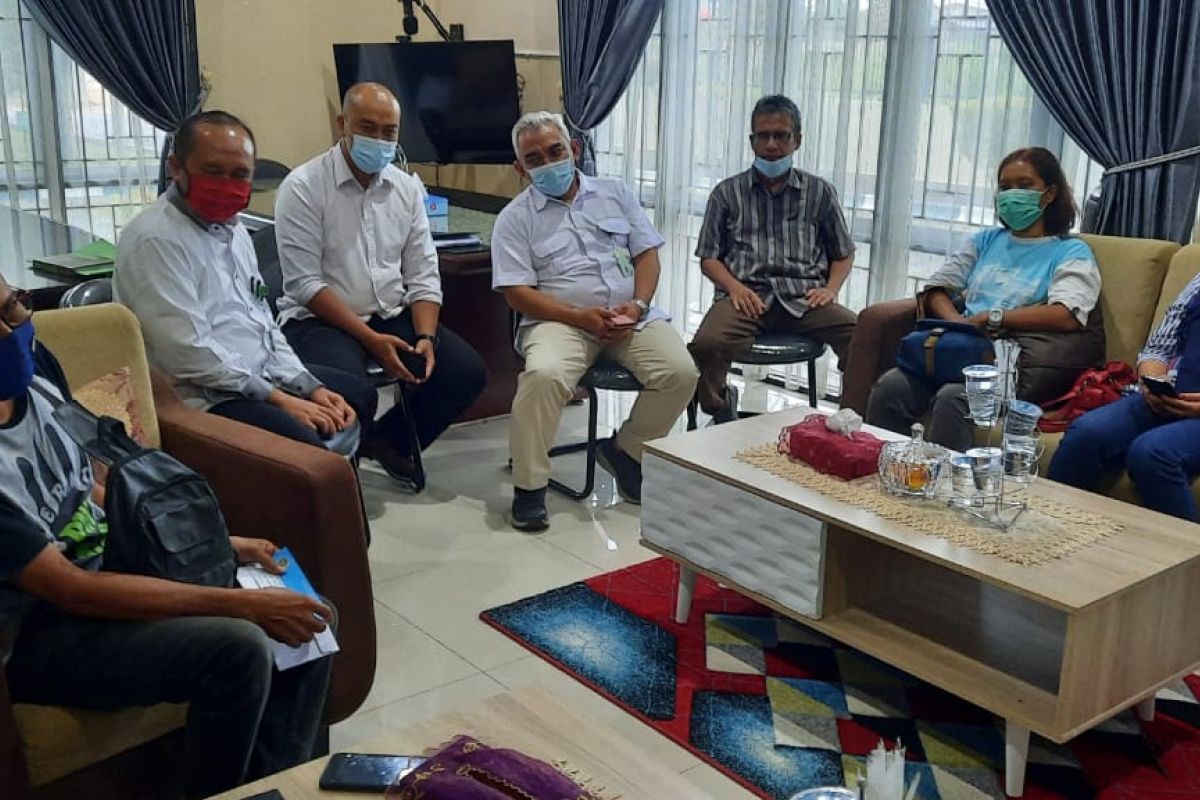 HPN Riau, PWI tanam 100 batang cemara pantai di Rupat