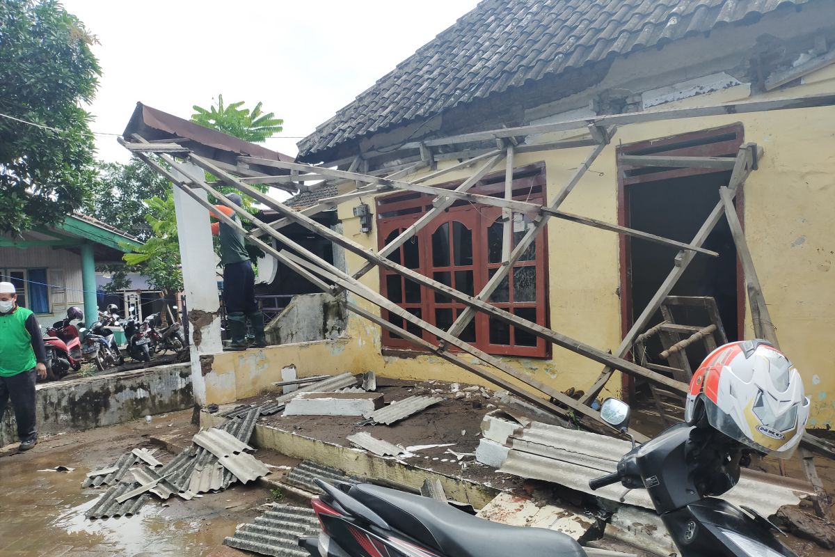 Banjir bandang Pasuruan, warga bersihkan rumah dari material lumpur