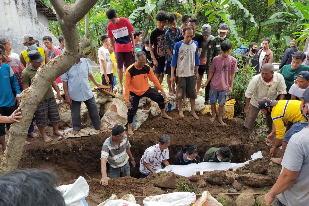 Dua korban banjir bandang Pasuruan dimakamkan dalam satu liang