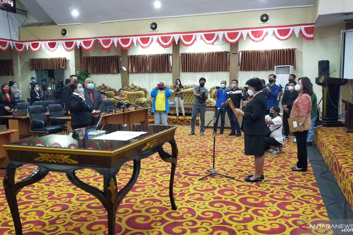 Ketua DPRD Manado lantik Cicilia Longdong sebagai PAW Fransesca Kolanus