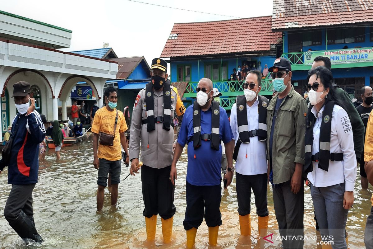 Irjen Rikwanto kawal Komisi III DPR susur sungai salurkan bantuan korban banjir