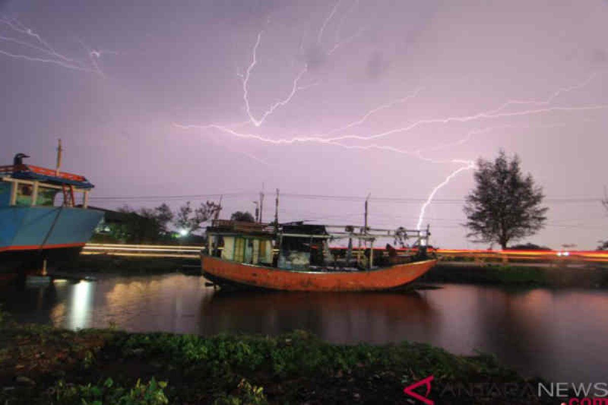 BMKG forecasts heavy rainfall in parts of Indonesia's regions