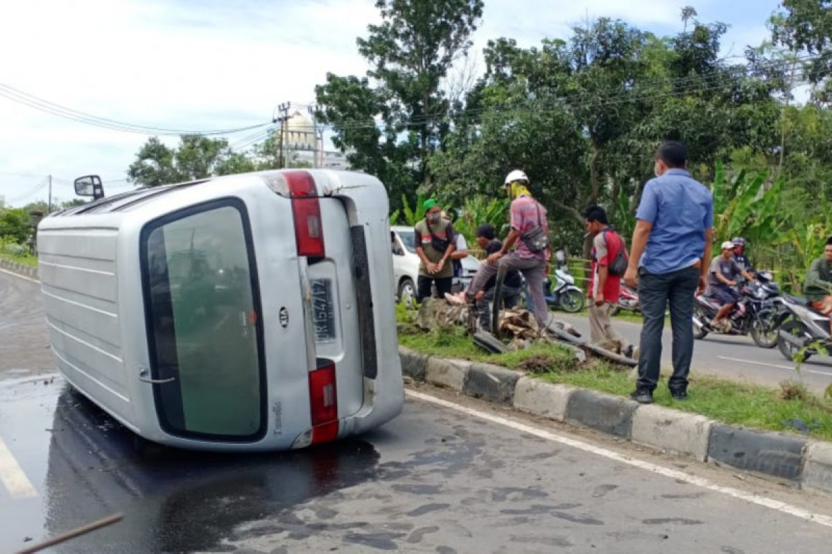 Minibus di jalan raya depan Poltekpar Lombok Tengah tabrak pembatas jalan