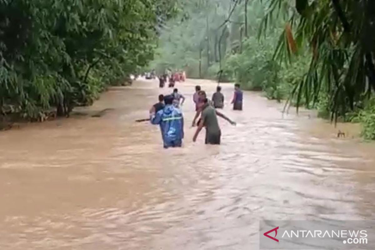 Floods swamp West Kalimantan's villages near land border with Malaysia