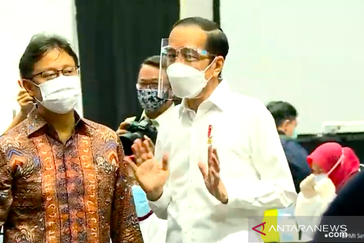 Presiden Joko Widodo tinjau vaksinasi massal tenaga kesehatan DKI Jakarta