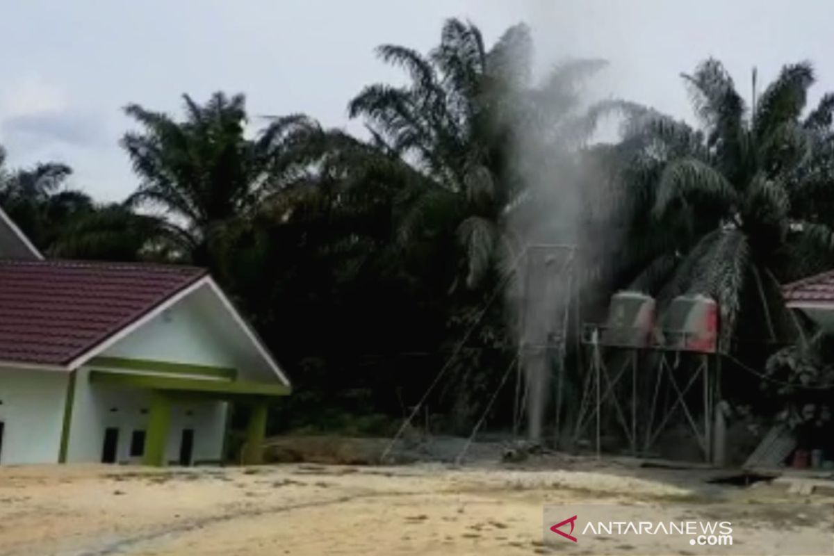 Pekerja gali sumur bor, yang nyembur gas berbau tak sedap