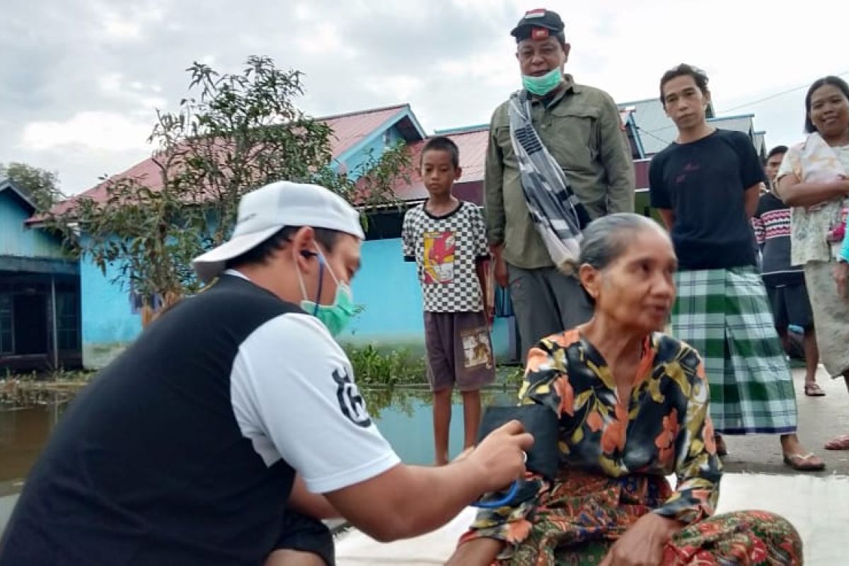 Gubernur Kalsel bantu layanan kesehatan warga terdampak banjir