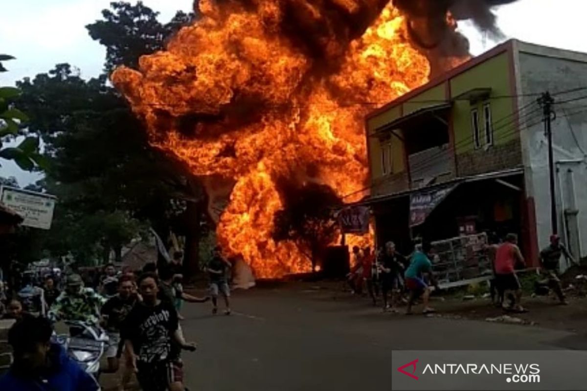 Gudang penyimpanan BBM terbakar, bangunan sekitar ikut berkobar