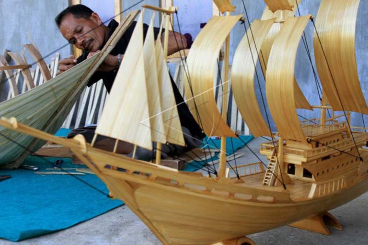 Kerajinan miniatur perahu pinisi