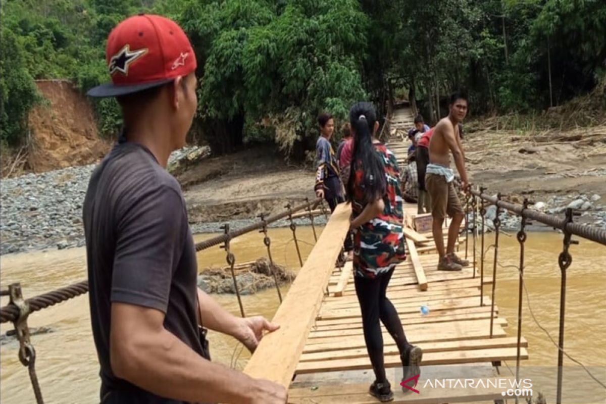 Relawan pendaki perbaiki jembatan rusak dan buka kelas di HST