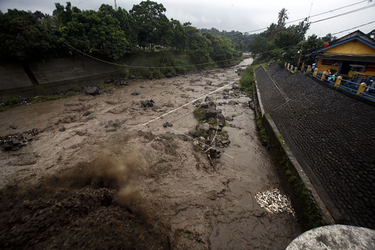 Basarnas cari dua orang terseret banjir di Ngantang Malang