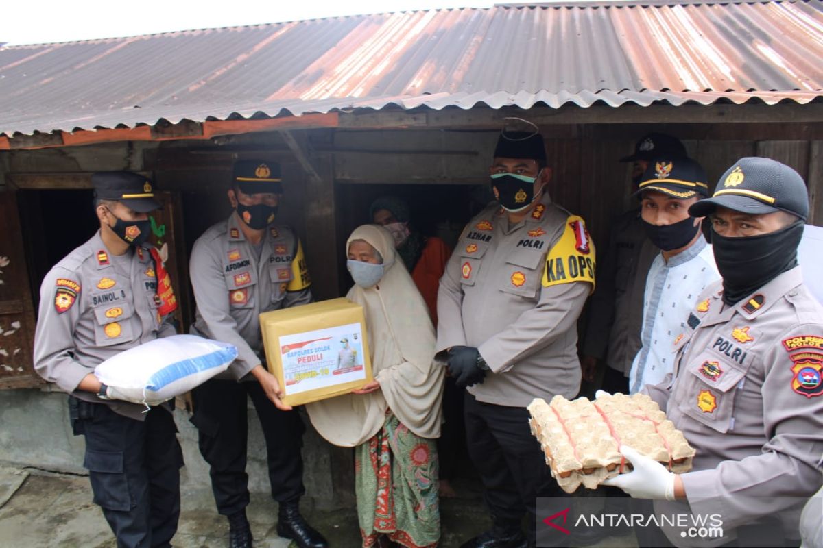 Polres Solok Arosuka berikan bantuan ke masyarakat kurang mampu